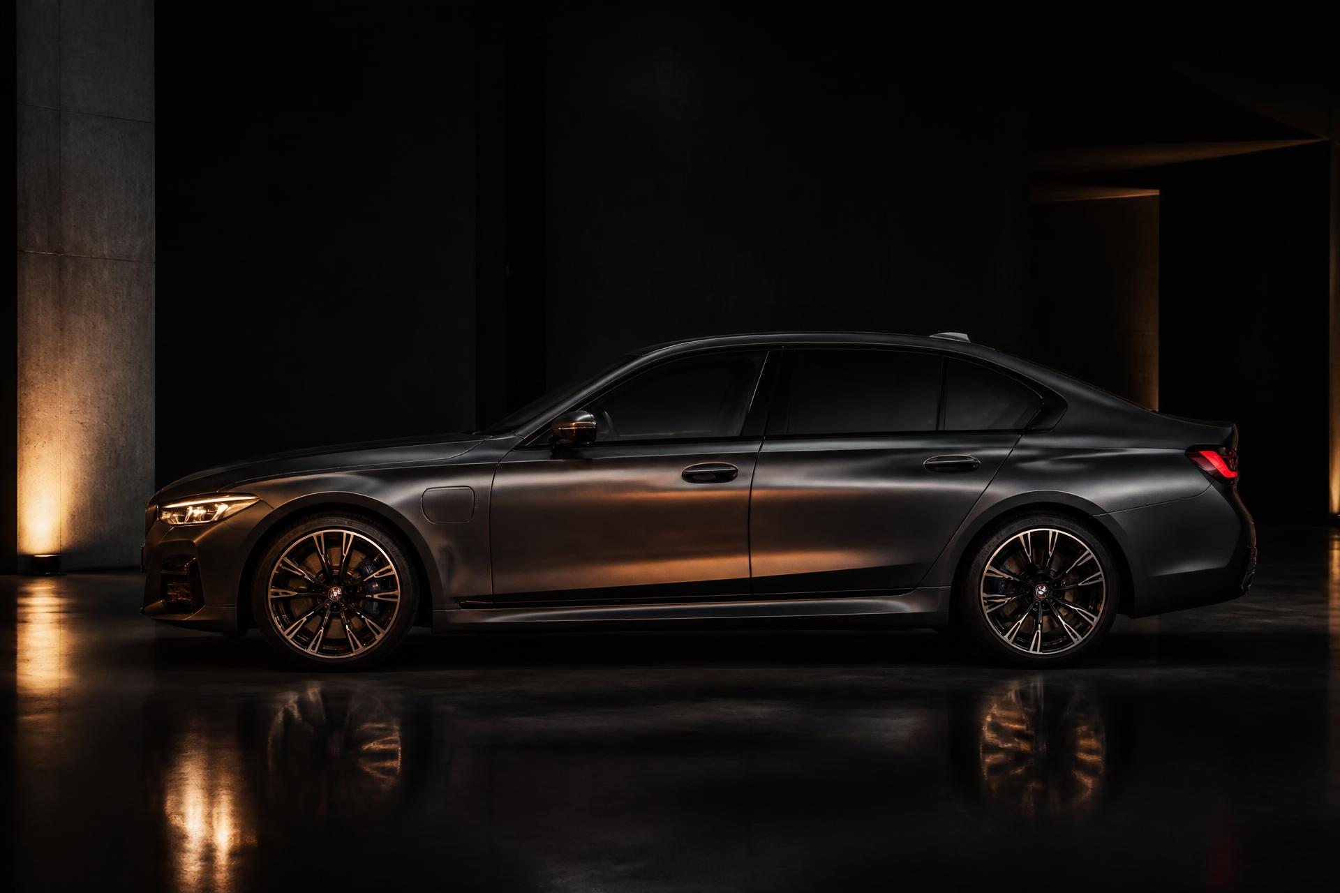 Sedã premium grafite em showroom escuro com iluminação lateral